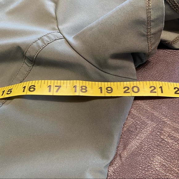 Infinity Scrub Top with Round Neck and Front Pocket in Pocket Style Size M - Picture 11 of 12